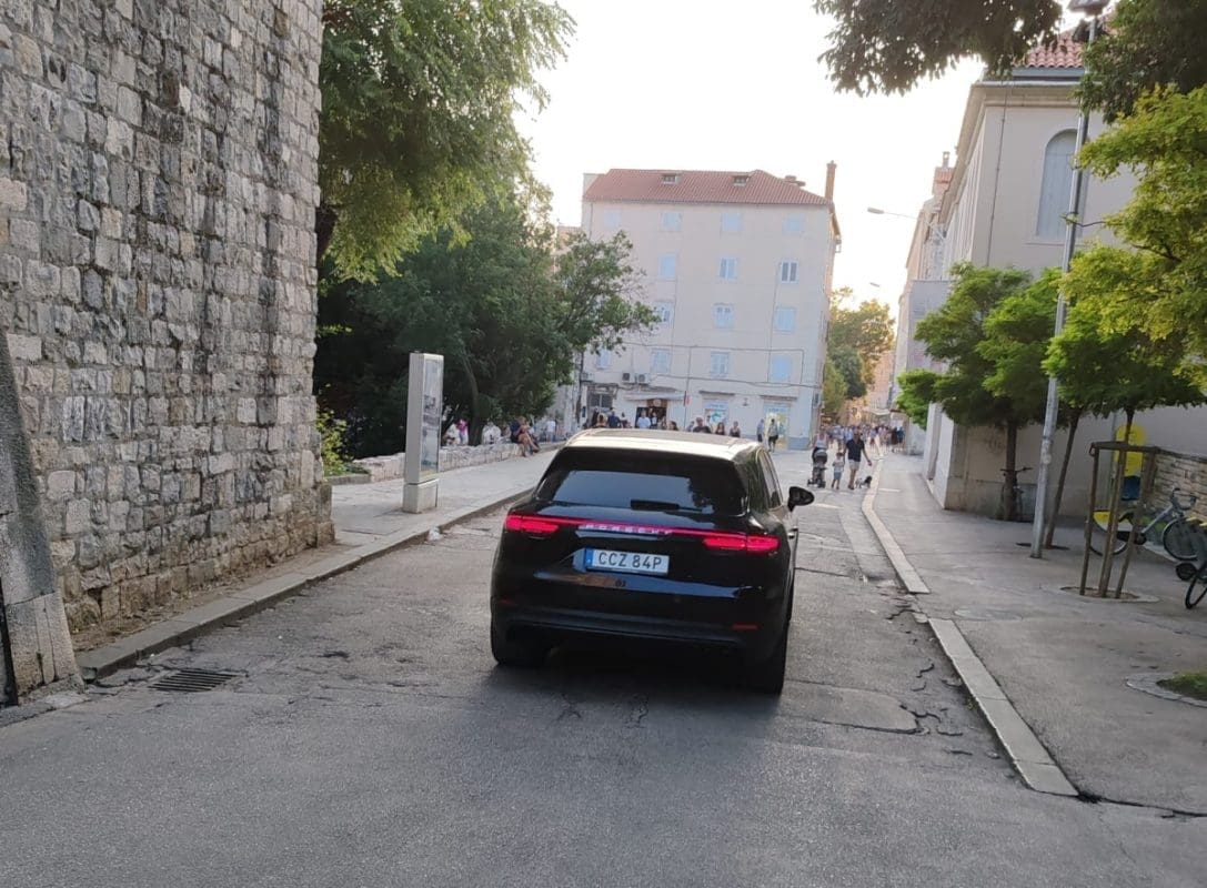 Kako mu je ovo uspjelo? Tip s Porscheom zalutao skoro do Marmontove