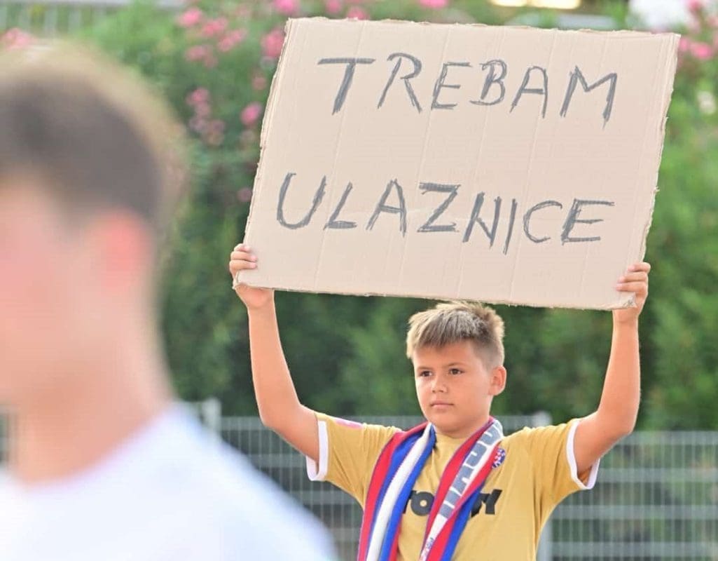 Ovaj dječak je privukao pažnju na Poljudu. Ima li neko da mu ispuni želju?