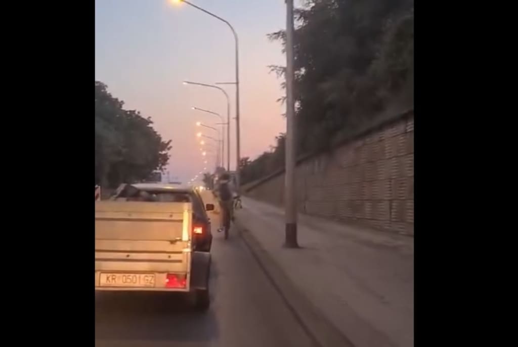 (VIDEO) STVORIO KOLONU Potjerali biciklista s ceste: "Je*o ti bicikla mater"