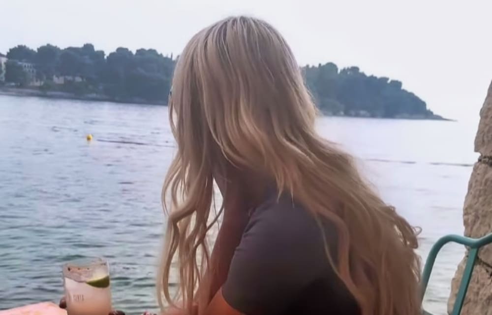 "Svaka čast na hrabrosti, divna si": Ella u toplesu ušla u vodu, sve je snimila