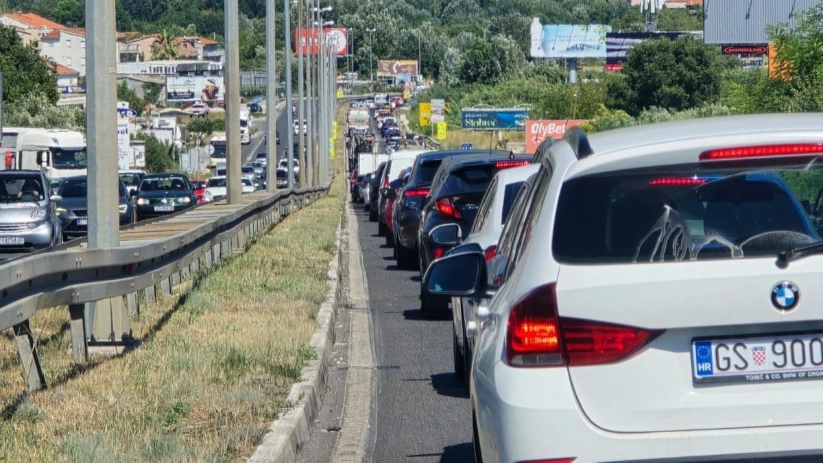 FOTO U Splitu su nepodnošljive gužve, mnoštvo je zapelo u kolonama