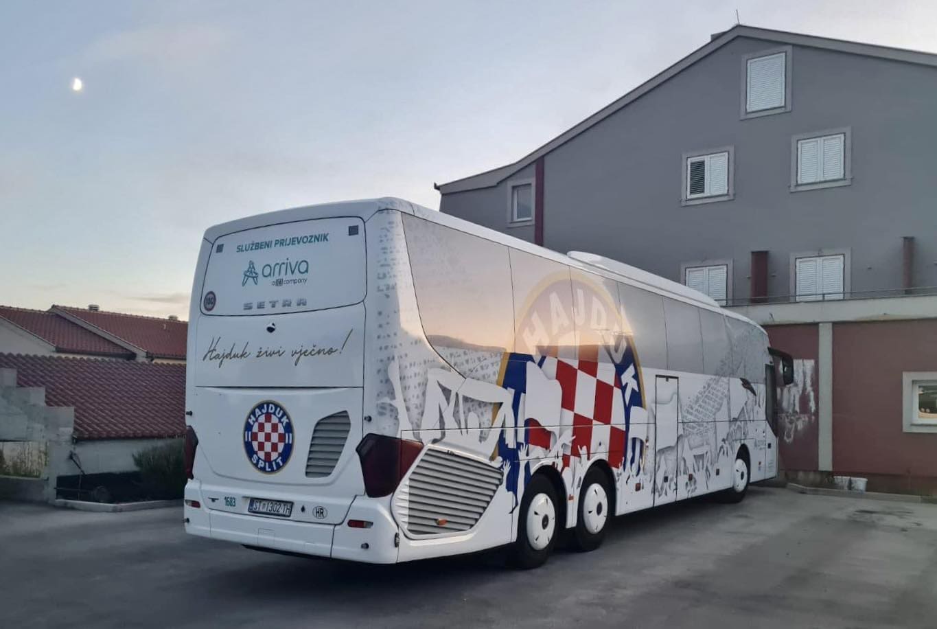 Riješio problem: Vozaču pozlilo u Sloveniji, a onda je naišao Hajdukov autobus i vozač