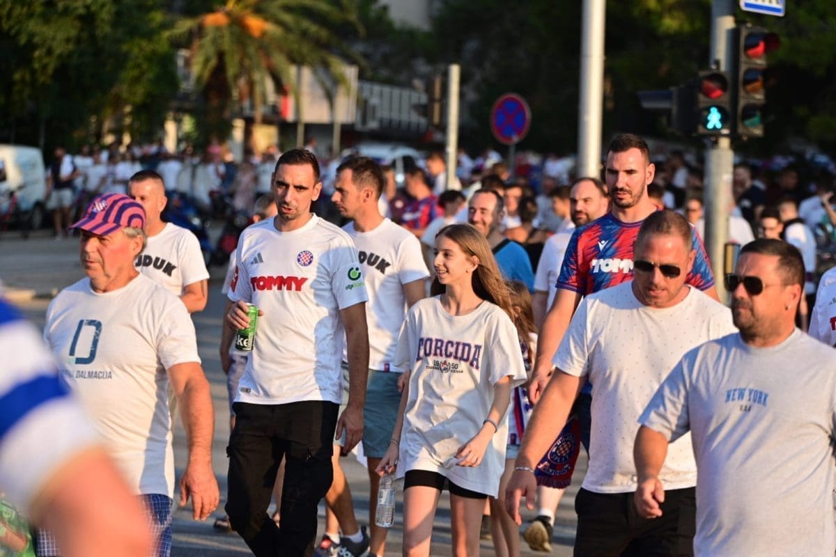 MLADO, STARO, ŽIVOT CILI Rijeke ljudi se slijevaju na Poljud, nestrpljenje je na vrhuncu