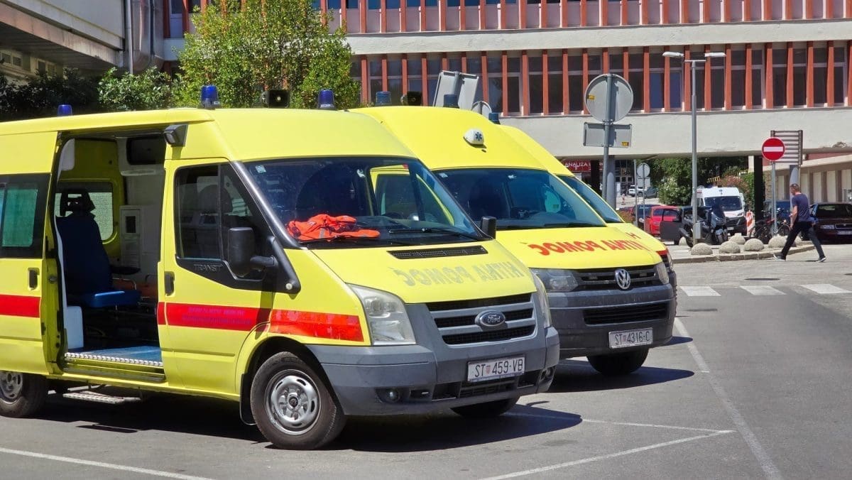 Prometna nesreća u Dalmaciji, sudarili se auto i moped. Jedna osoba teško ozlijeđena
