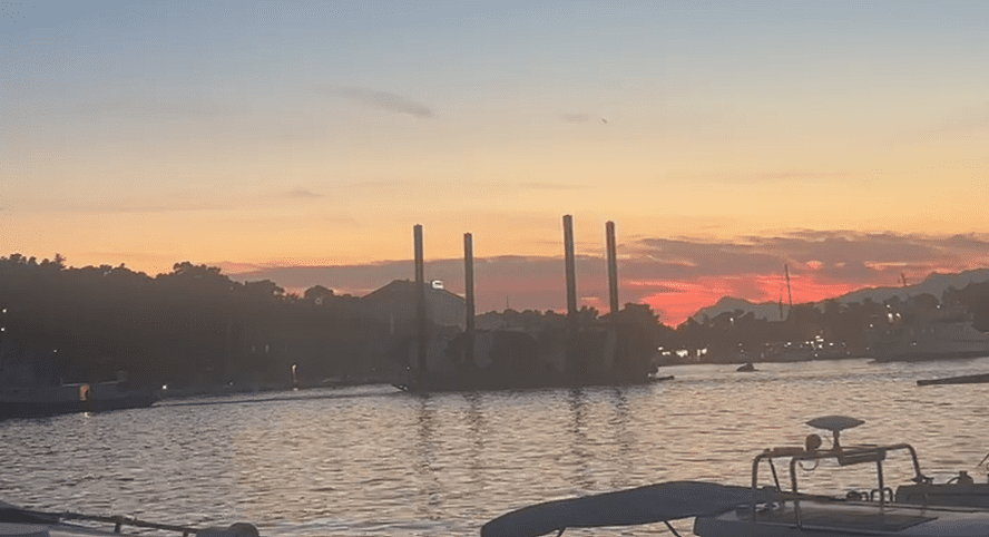 VIDEO Izgorena jahta napustila luku u Makarskoj, pogledajte snimku