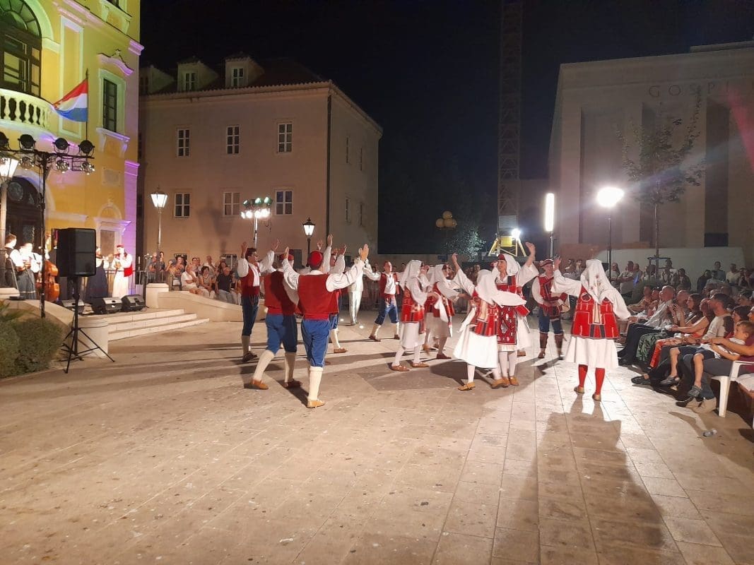 Ples i pjesma ispred splitskog kazališta. Pogledajte atmosferu