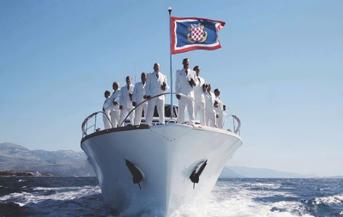 Brački vatrogasci rekli "hvala" prijateljima i donatorima na najbolji način: Koncert klapske pjesme na najljepšem trgu ispred najljepše crkve poklon je svima koji su pomogli u radu DVD-a Selca