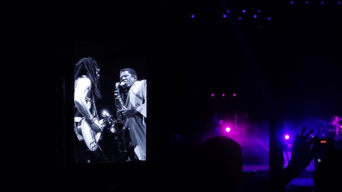 Pomama za Lennijem Kravitzom poslije sinoćnjeg nastupa. Ljudi se slikavali s praznim kombijem