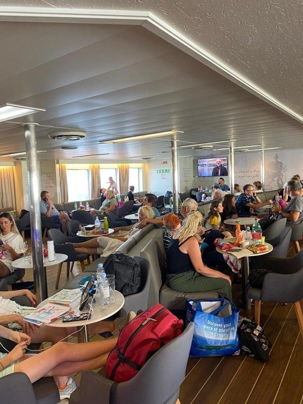 ljudi zaglavljeni na trajektu