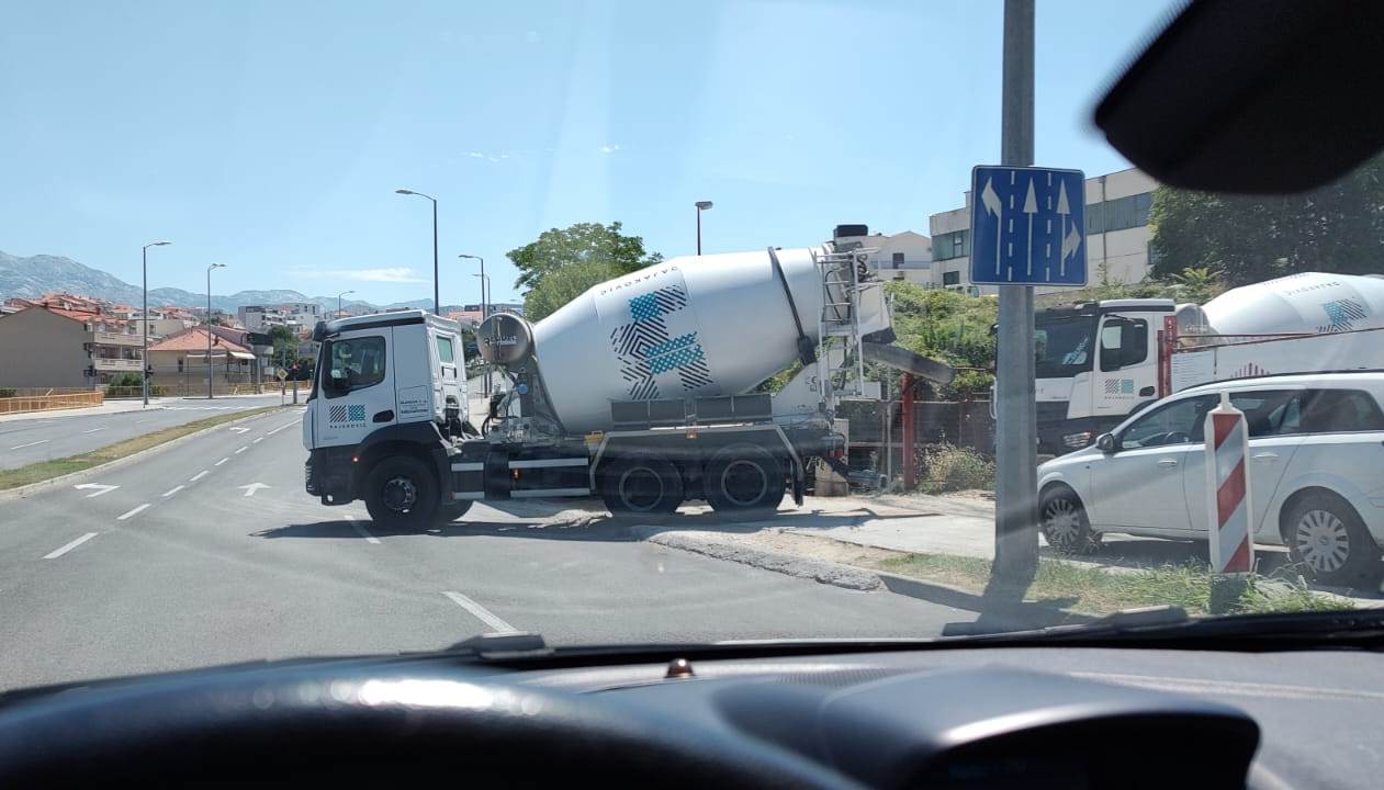 OPASNOST NA VUKOVARSKOJ "Kamionom je zatvorio sve tri trake, mogao je izazvati sudar"