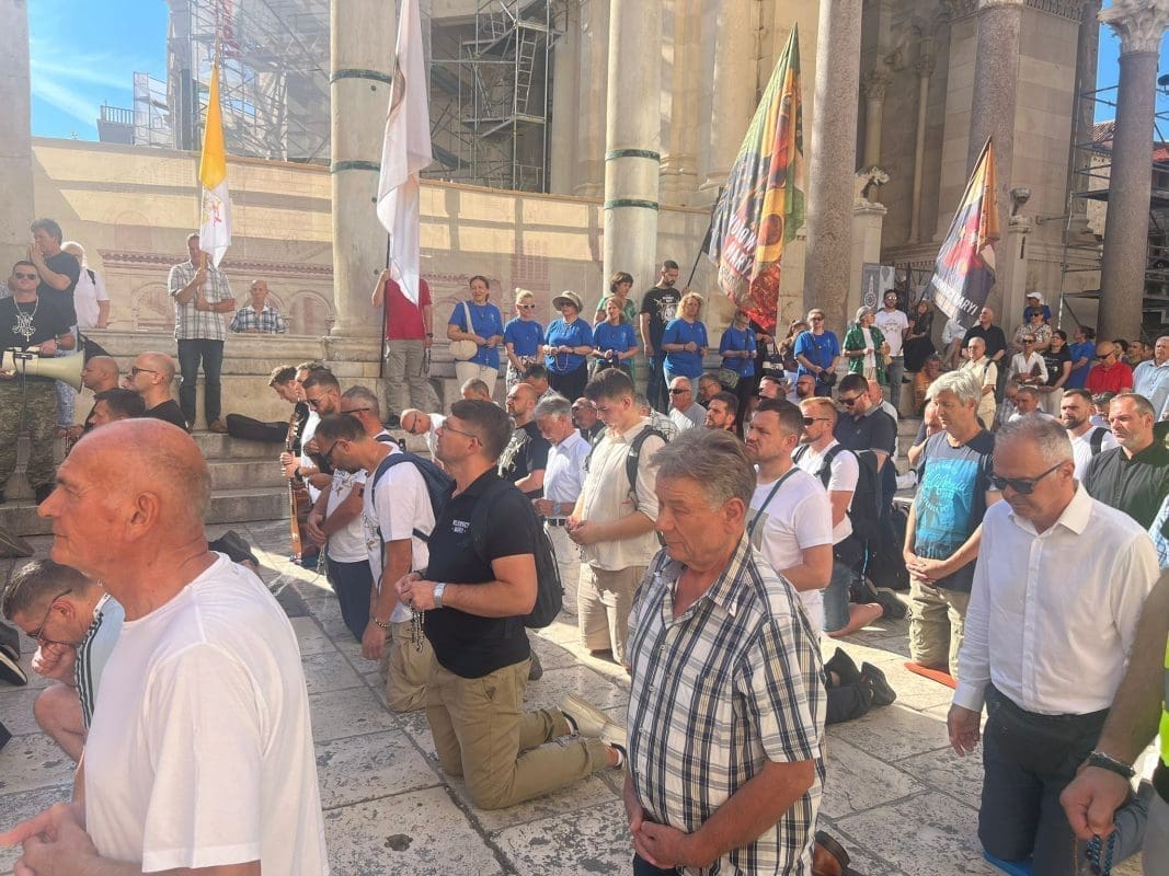 molitelji peristil 5