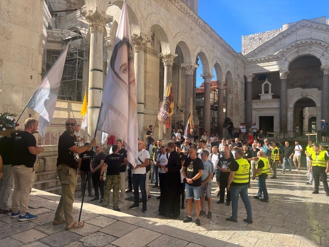 (FOTO I VIDEO) KLEČANJE NA PERISTILU Moli se za muški autoritet u obitelji, predbračnu čistoću, čednost u odijevanju...