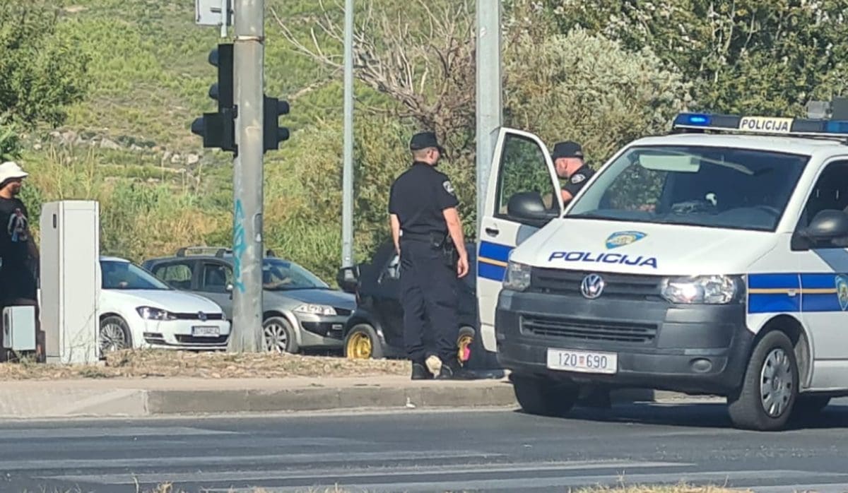 U Omišu usred dana zaustavljen vozač: Bio je drogiran, bez vozačke i dokumenata!