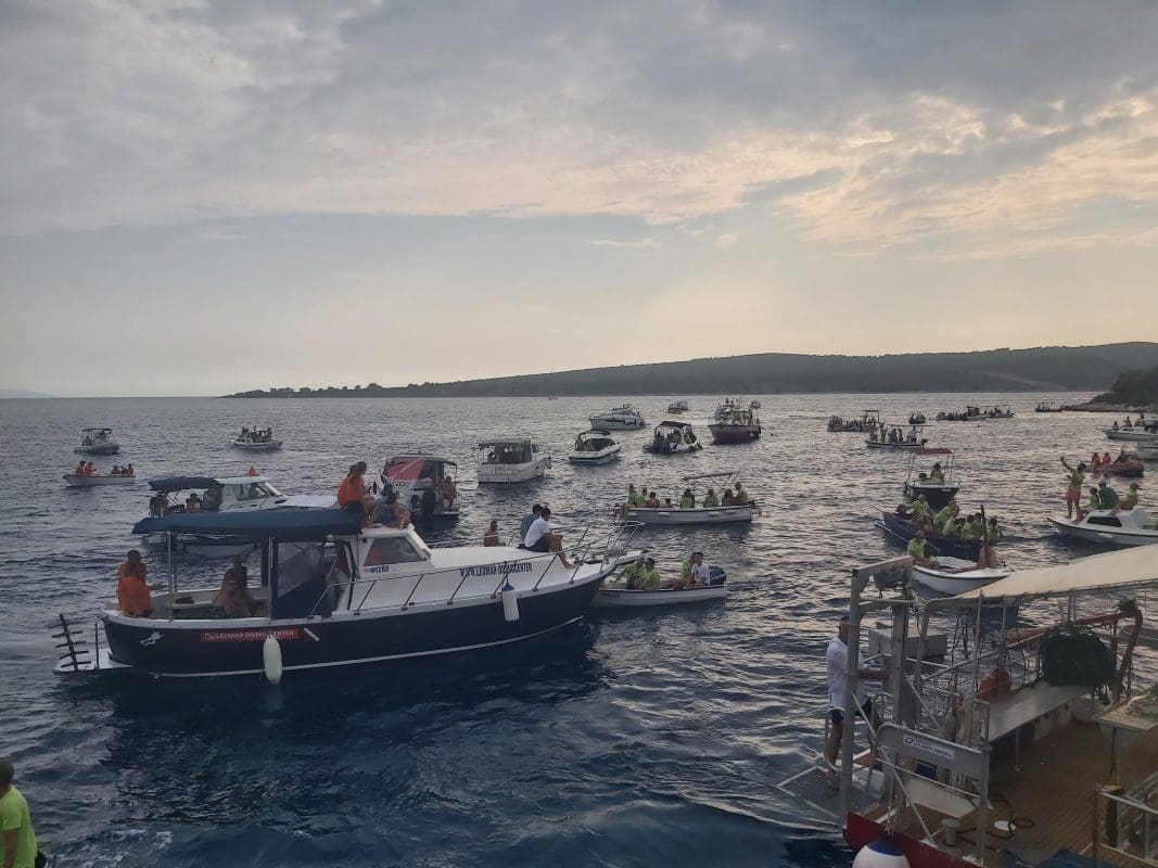 BRAČANI „POVUKLI“ MRDUJU Završena manifestacija 'Potezanje Mrduje', vječno nadmetanja Bračana i Šoltana