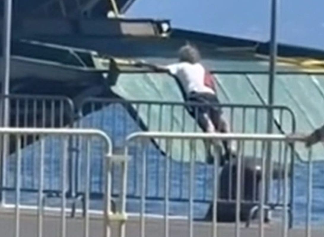 HTIO UŠTEDJETI NA KARTI Suludim skokom na rampu trajekta pokušao se prošvercati na Hektorovića