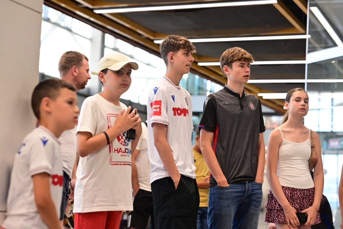 Pokisle face navijača na aerodromu. Rakitić je vješto izbjegao poglede javnosti