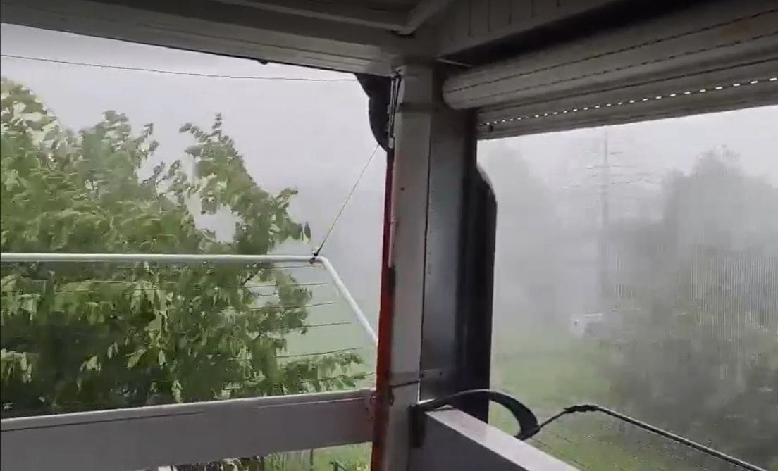 Nevrijeme praćeno tučom 'pokosilo' Hrvatsku: Vjetar nosio krovove i rušio dimnjake