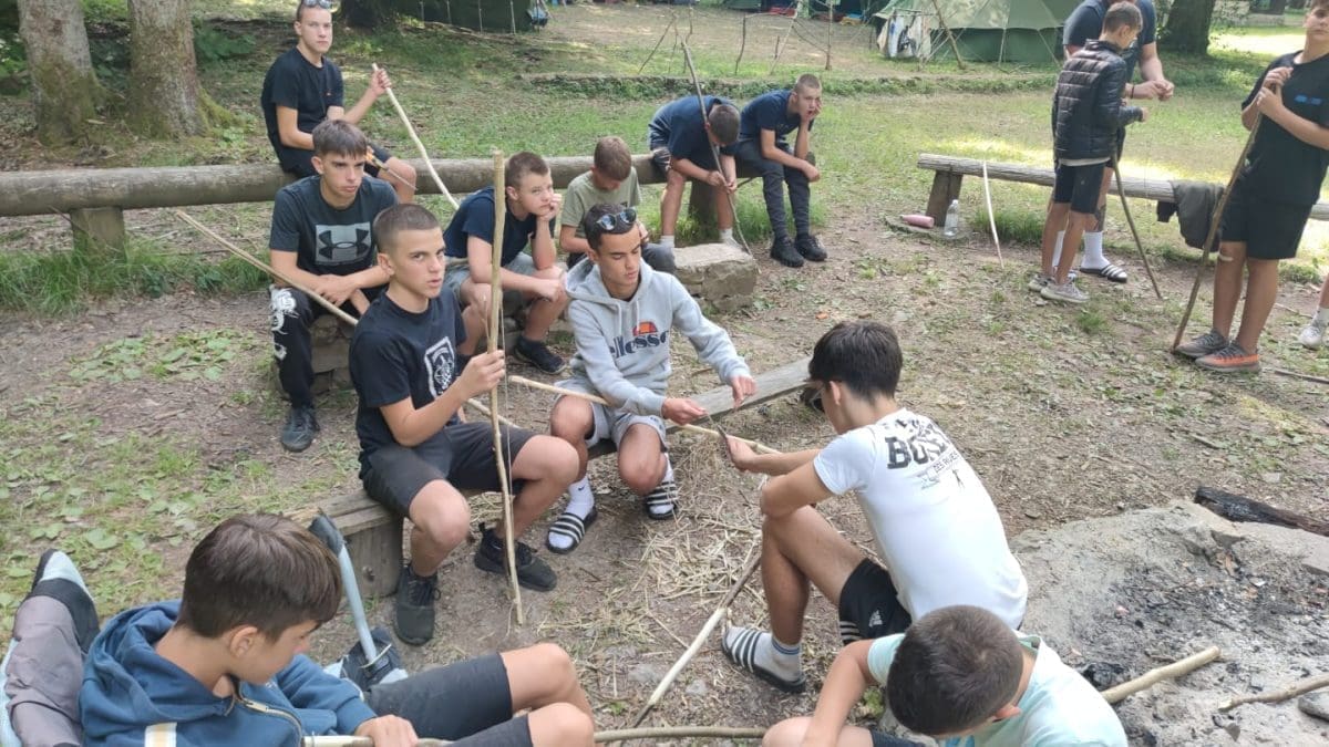 SPLITSKI UČENICI SE VRATILI S LOGOROVANJA U FUŽINAMA Cijeli boravak se odvijao po izviđačkom sustavu ocjenjivanja uspješnih savladavanja izazova