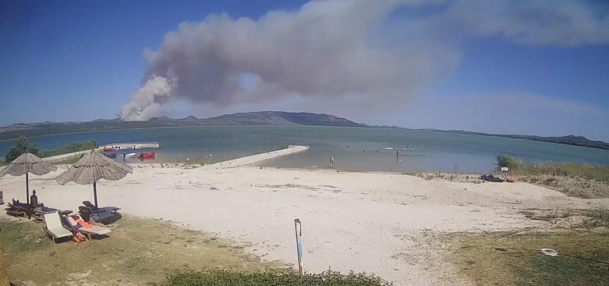 VIDEO Stravične vijesti. Izbio ogromni požar kod Pakoštana