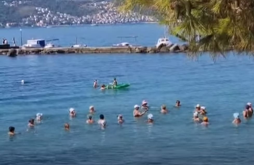 (VIDEO) TURISTI ODUŠEVLJENI Umirovljenici zapjevali i oduševili goste na plaži