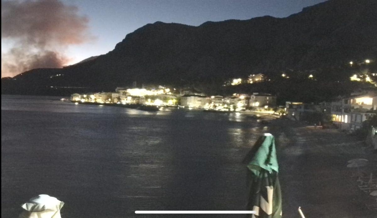 Zbog požara u Tučepima je zatvorena cesta