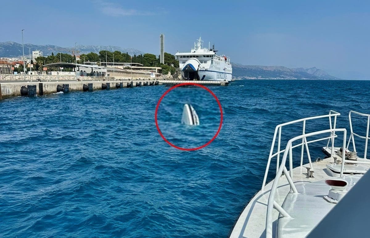 FOTO Brodica potonula pred obalama Splita: "Došlo je do ozbiljne opasnosti za plovidbu pred gradskom lukom"