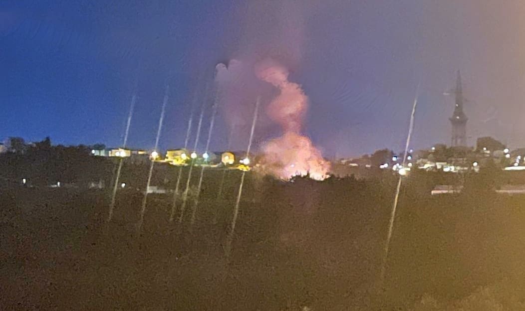 VIDEO Planulo na istoku Splita: Netko je ispalio vatromet pa izazvao požar