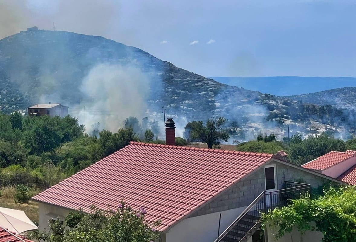 VIDEO Izbio požar kod Gornjeg Sitnog, odjekuju sirene