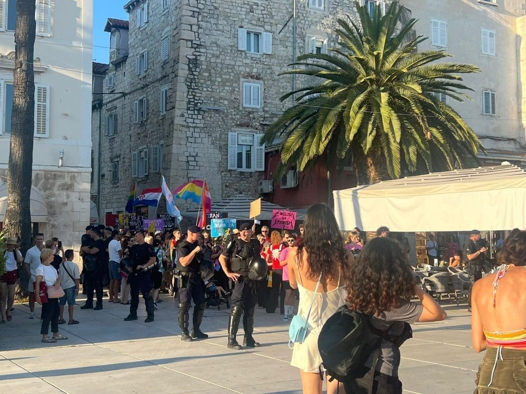 NA ŠTEKATIMA NEMA PEPELJARA "Da ne bi kome doletila u glavu...?"