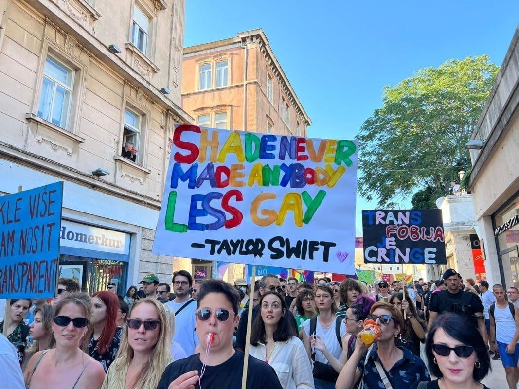 POVORKA PONOSA MARŠIRA KROZ GRAD Rapoloženje je sjajno, stigli su bubnjevi i saksofon