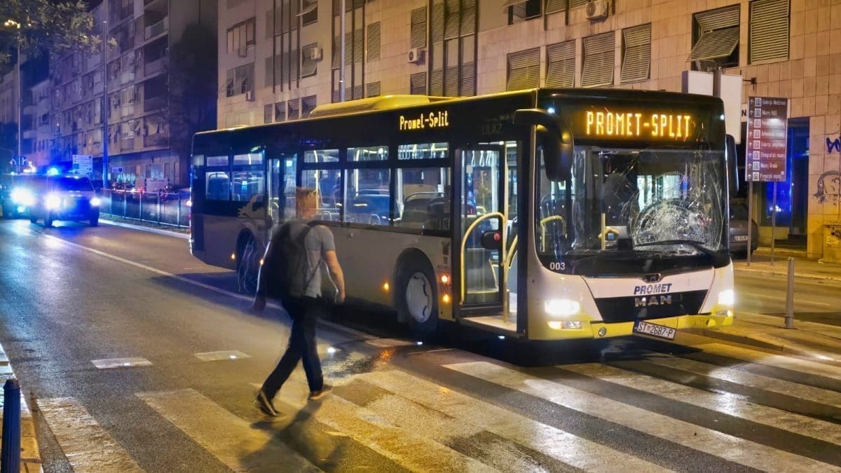 VIDEO Užasna prometna nesreća u centru Splita: Sudarili se autobus i motocikl