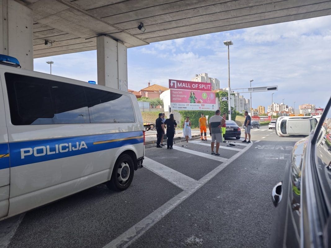 Policija traži svjedoke: Prometna nesreća na ulazu u Split nastala je zbog prolaska kroz crveno