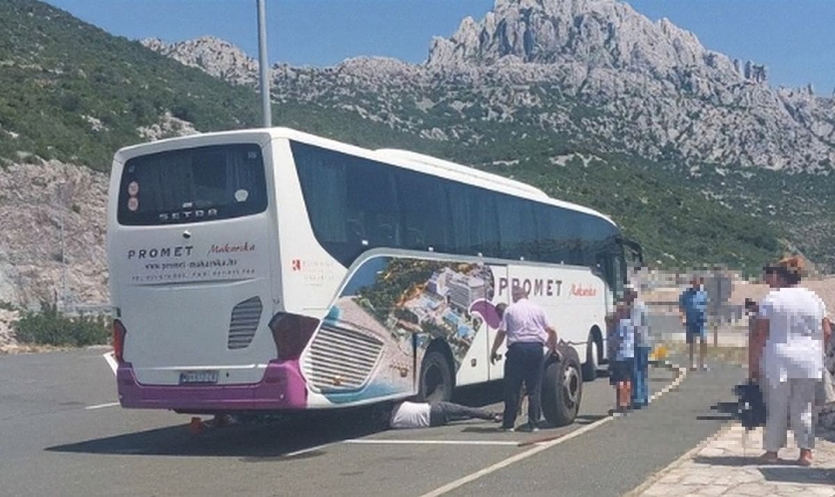 PUČE GUMA, UDEBLJA SE KUMA Opet problemi s autobusom Mate Jujnovića