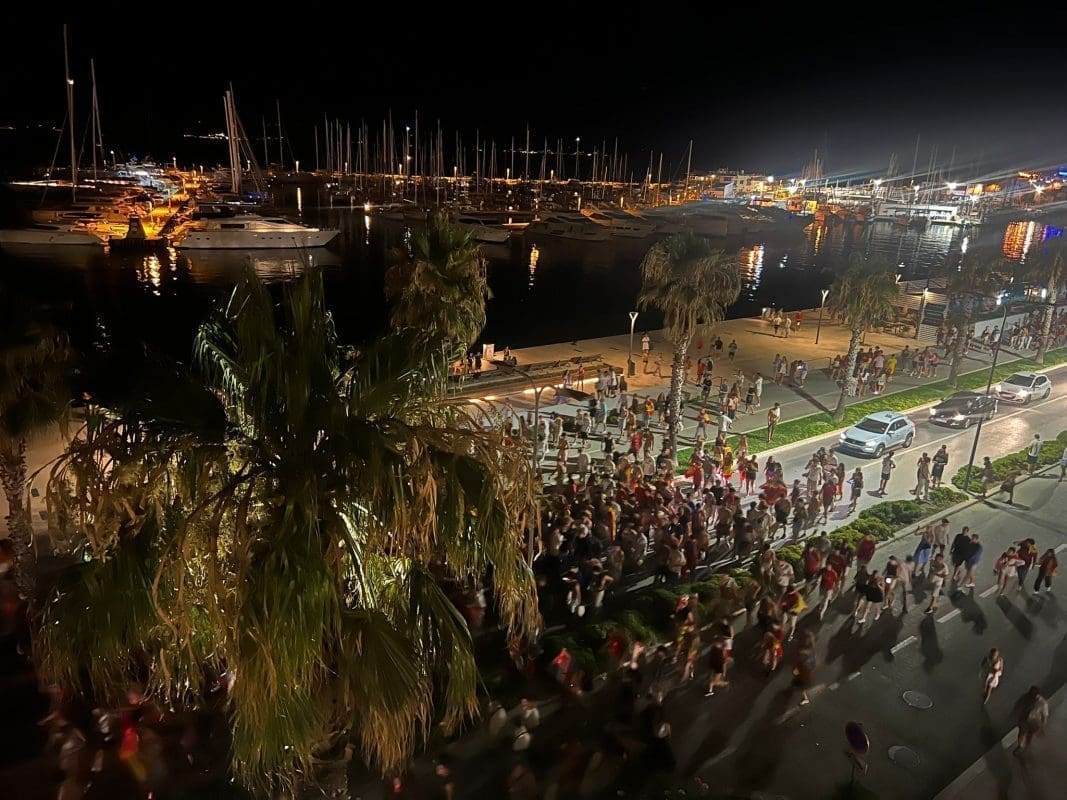 VIDEO Španjolci slavili u centru Splita, zakrčili su promet na Zapadnoj obali