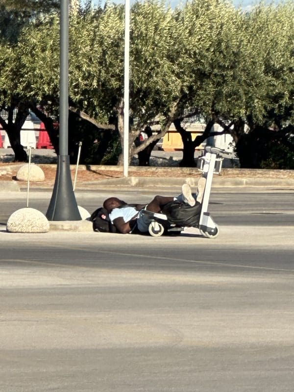 spavanje korniza stranac turist  1 