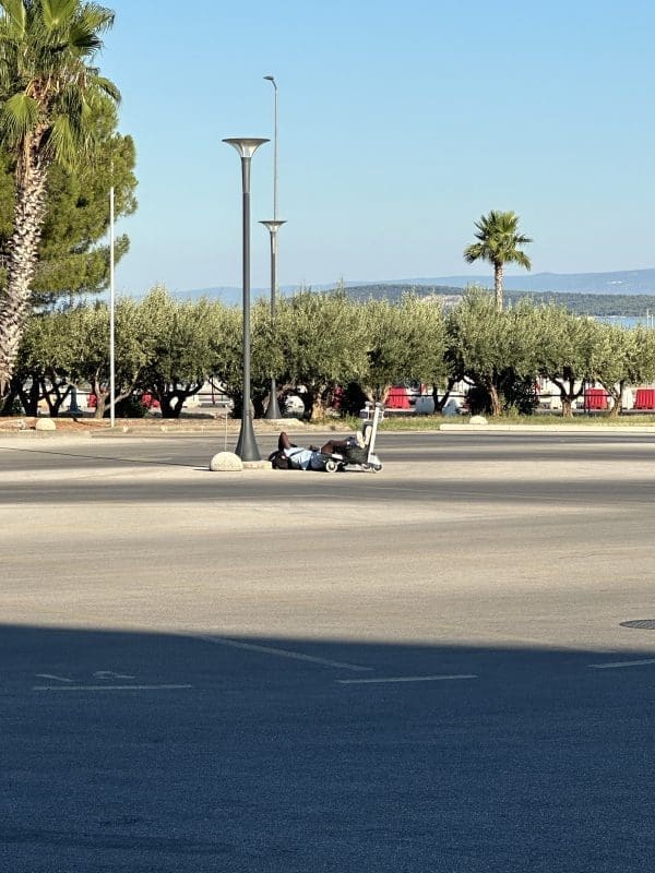 spavanje korniza stranac turist  2 