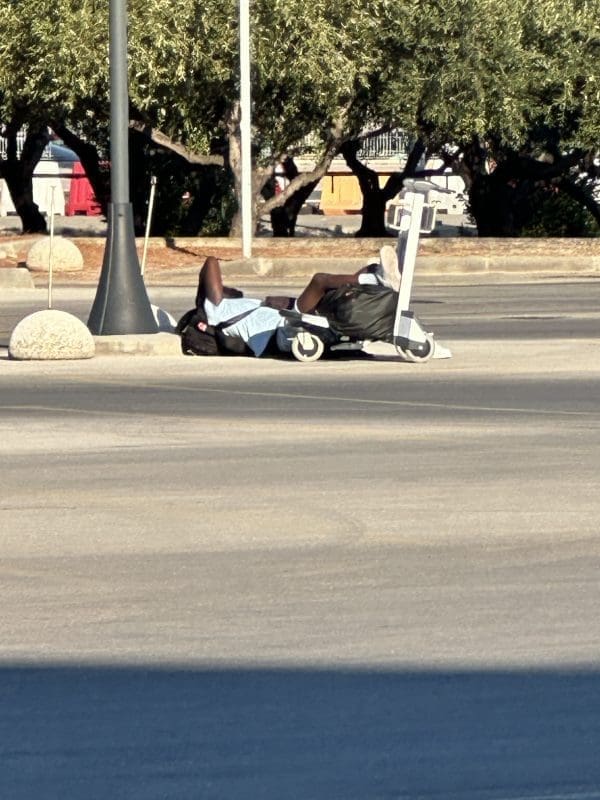 spavanje korniza stranac turist 3