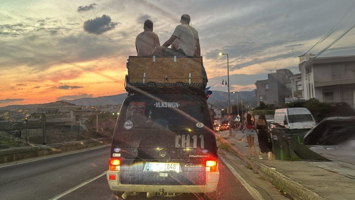 VIDEO Nadrealni prizor kod Splita: "Pištoljima na vodu gađali su prolaznike, napravili su 'tunel' do krova"