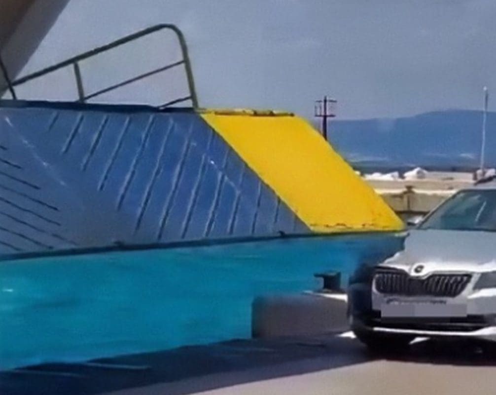 TAXI VOZILO POKLOPILA RAMPA TRAJEKTA Iz Jadrolinije se oglasili o ovom slučaju