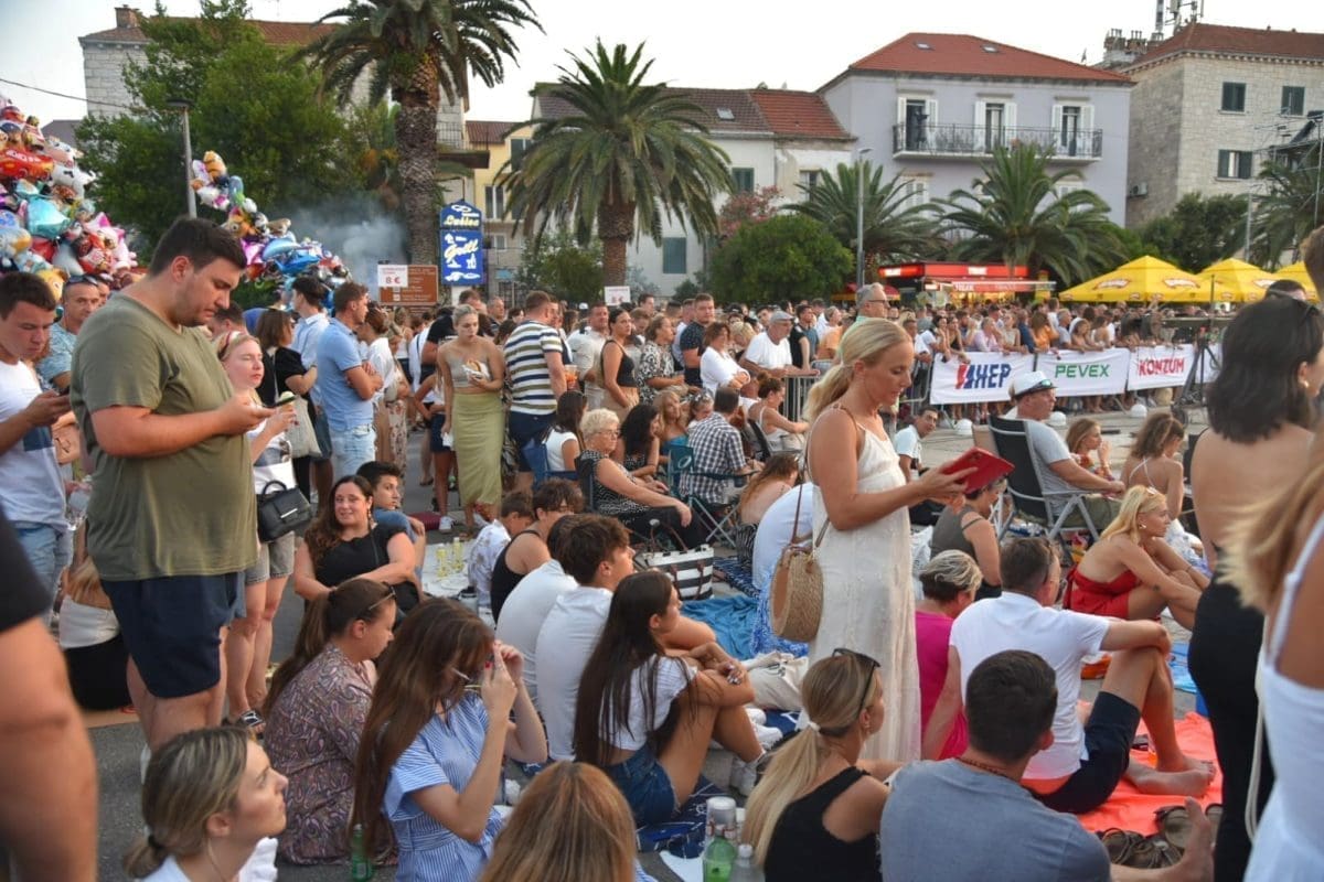 Vela Luka puna Oliverovih obožavatelja, čeka se početak koncerta