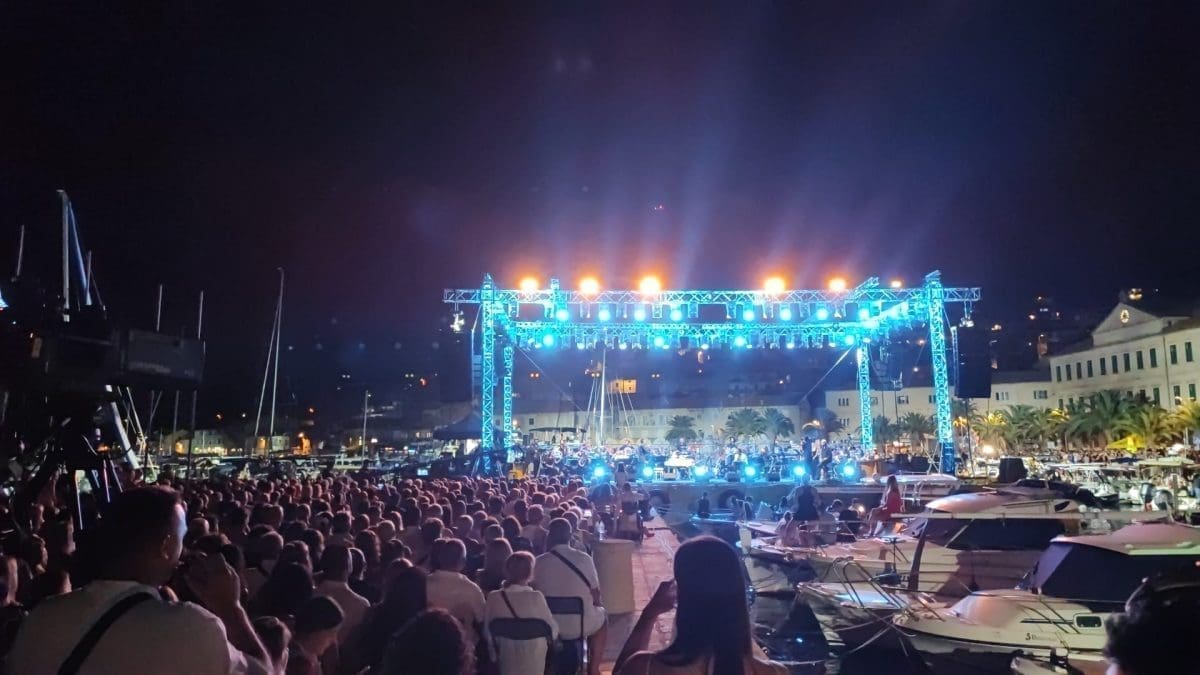 Jako je emotivno u Veloj Luci: Poslušajte kako Grašo izvodi Cesaricu