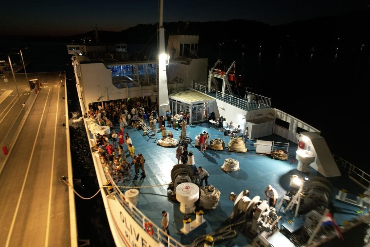 trajekt brod oliver noc vela luka  9 