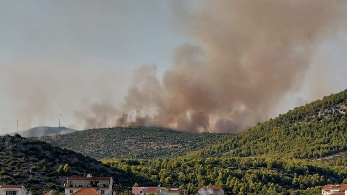 VIDEO Veliki požar širi se i na trogirskom području. Donosimo najnovije snimke
