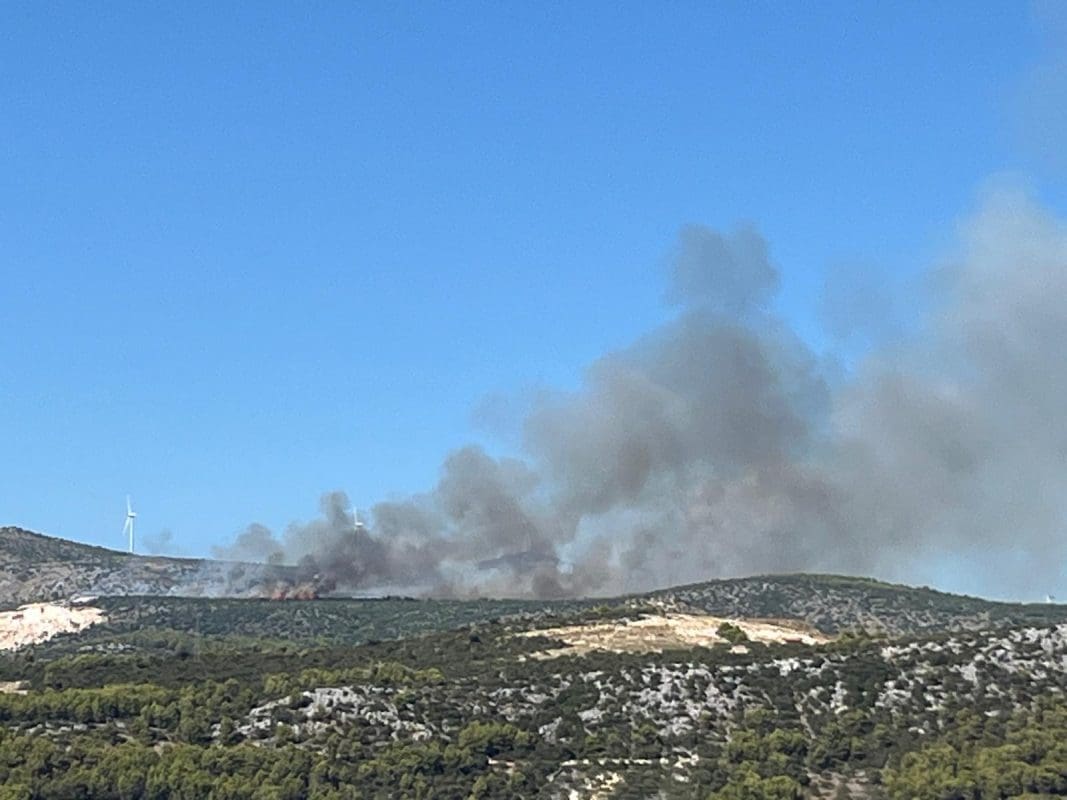 VIDEO Ima li kraja? Veliki požar izbio kod Trogira
