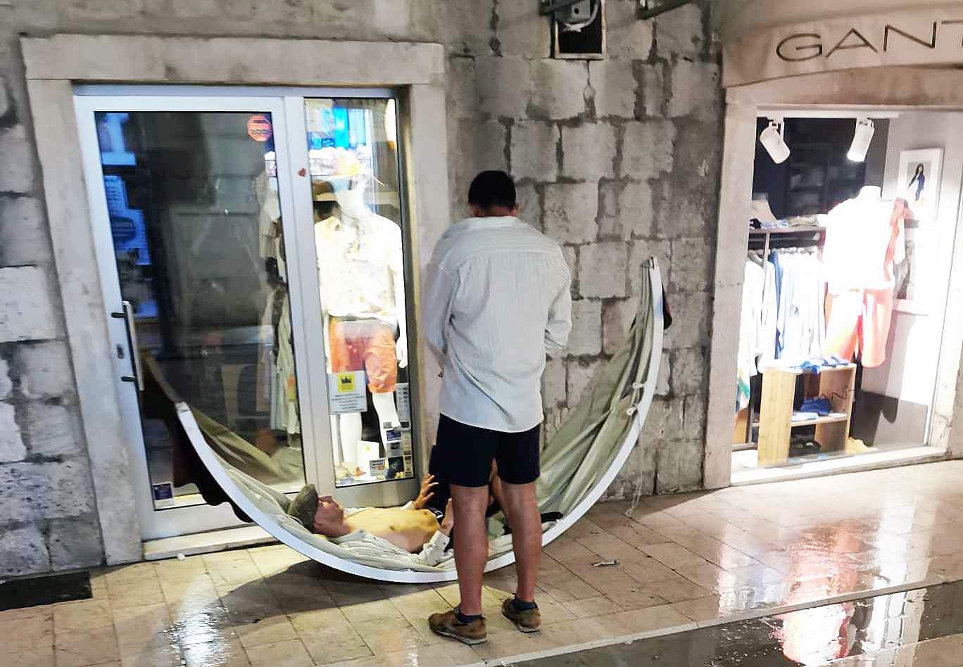 KAOS U NOĆNIM SATIMA Scena u Marmontovoj: "Je l' ovaj piša po čoviku koji leži u tendi? Kakvi su ovo gosti?"