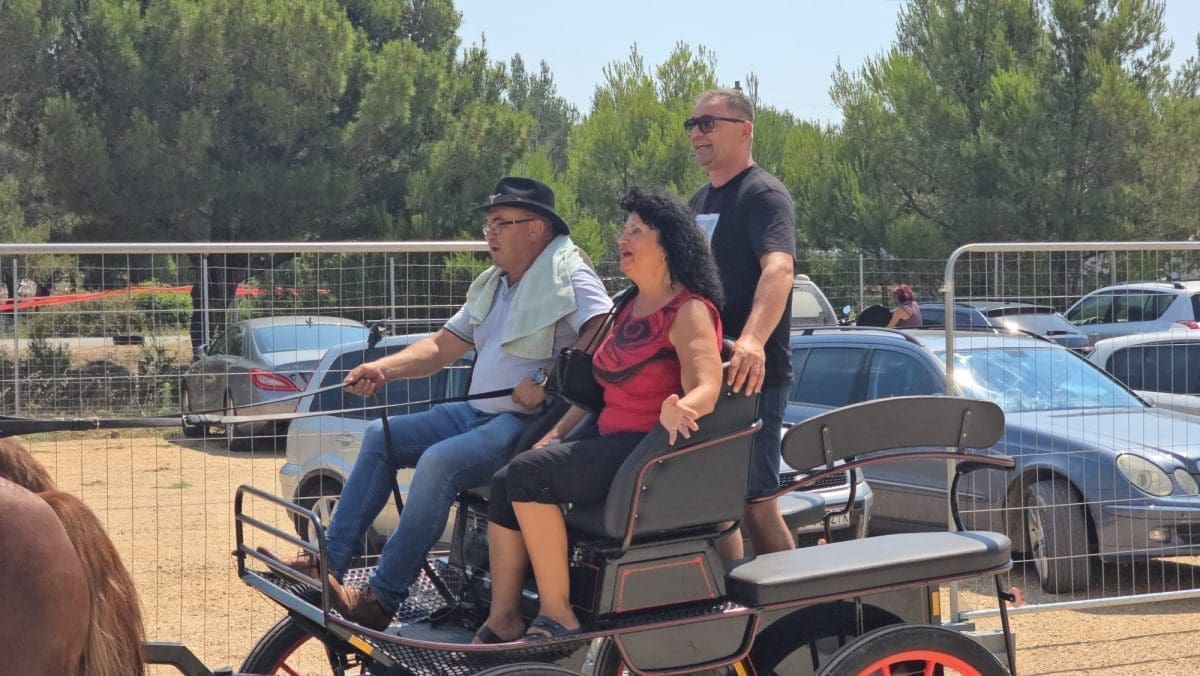 VIDEO Višnja Pevec na kočiji stigla na Benkovački sajam