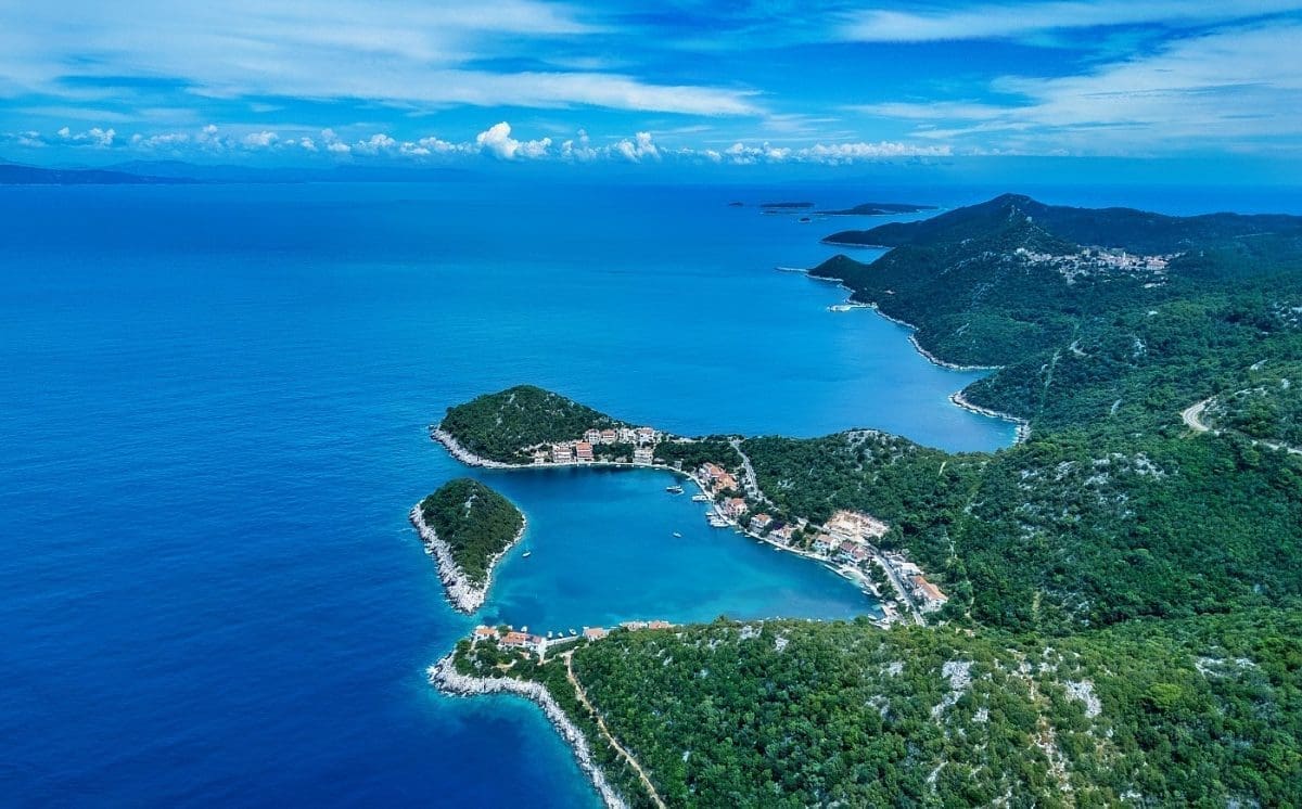 Drama na Lastovu: Vjetar nasukao jedrilicu s 11 članova posade, uključujući djecu