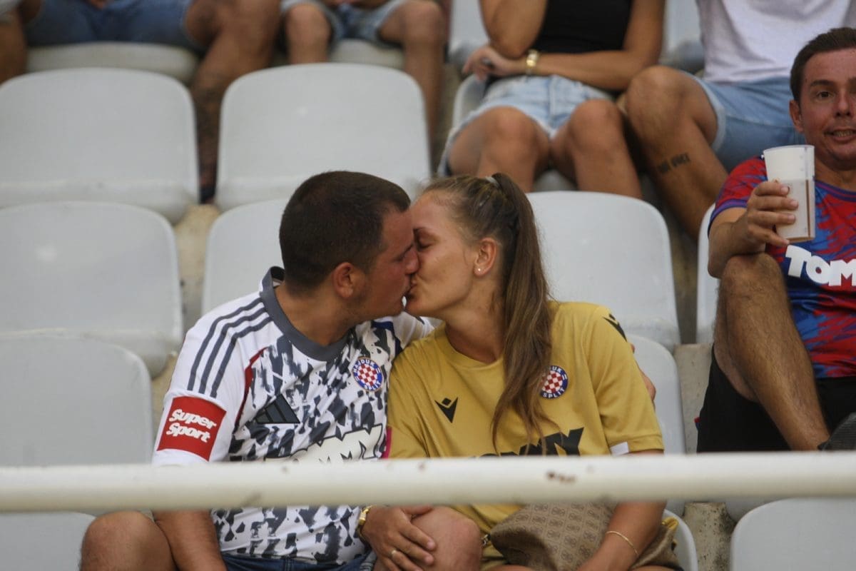 LJUBAV, A NE ĐIR Brojni navijači i danas bodre Bijele na Poljudu, pogledajte koga smo sve snimili na tribinama