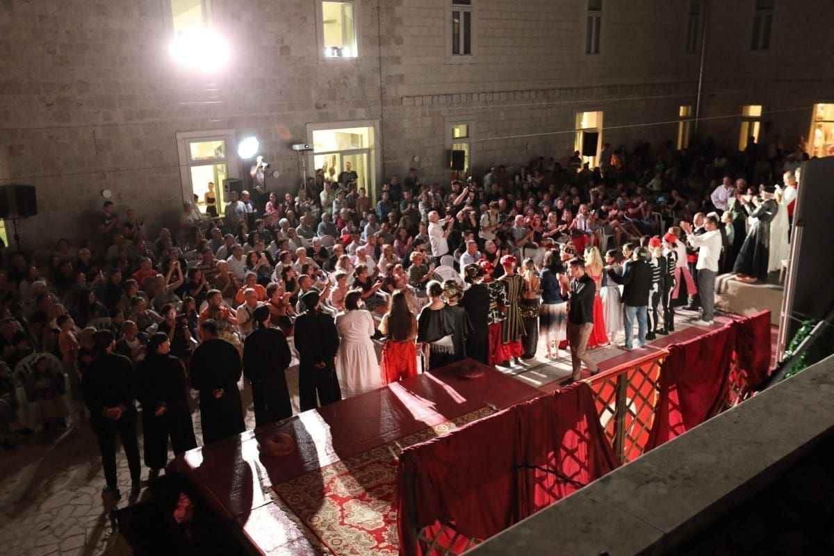 Scenski spektakl, predstava ‘Opsada Sinja 1715.’, u režiji poznatog glumca Roberta Kurbaše, i ove godine događaj je koji ne smijete propustiti