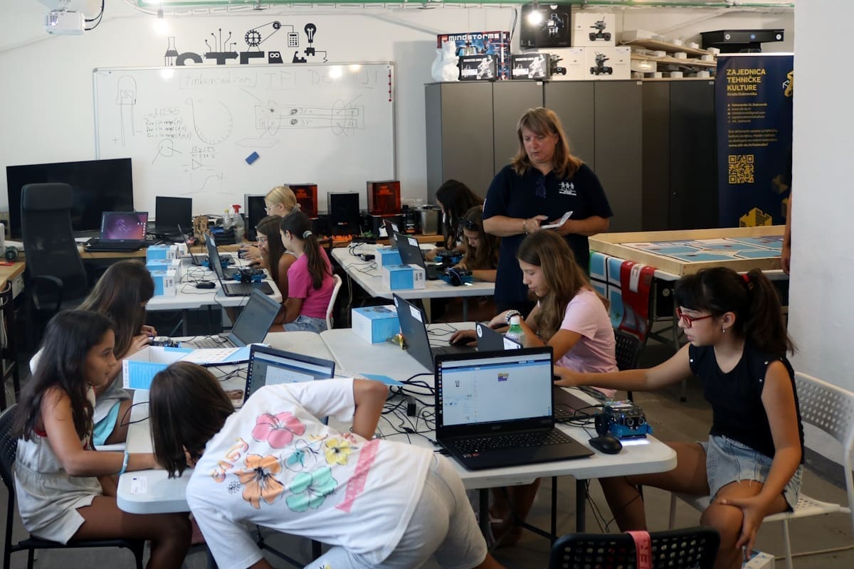 Dvanaest polaznica završilo 3. Ljetni robotički kamp za cure